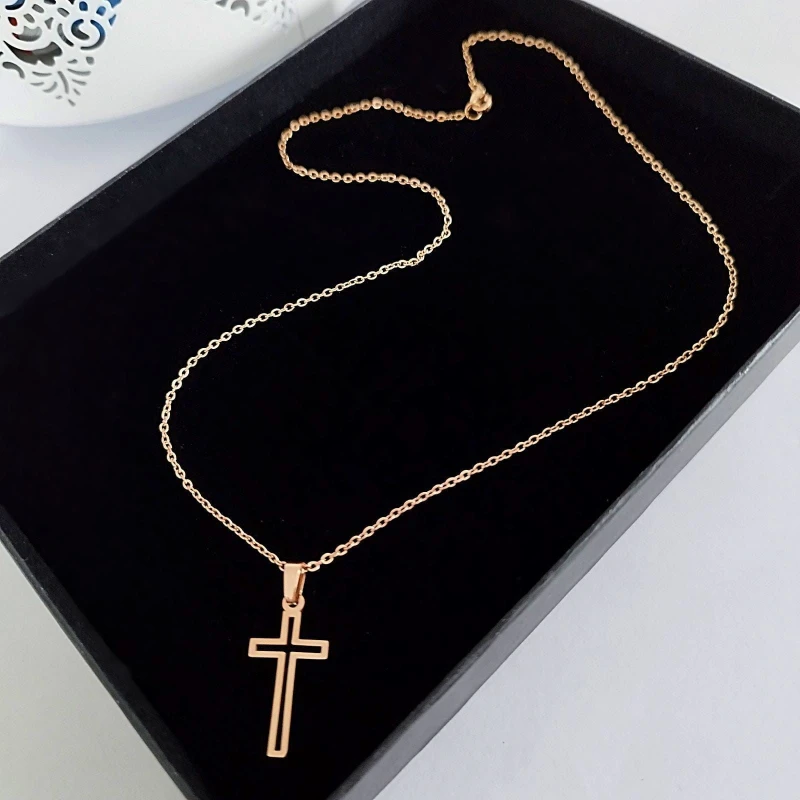 Naszyjnik krzyżyk różowe złoto