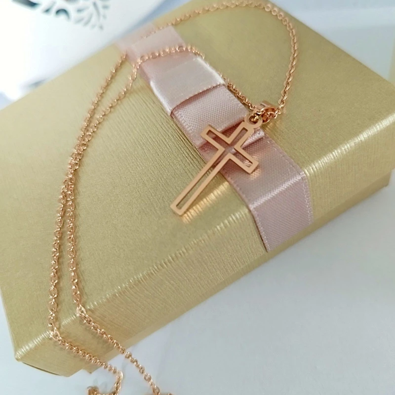 Naszyjnik krzyżyk różowe złoto