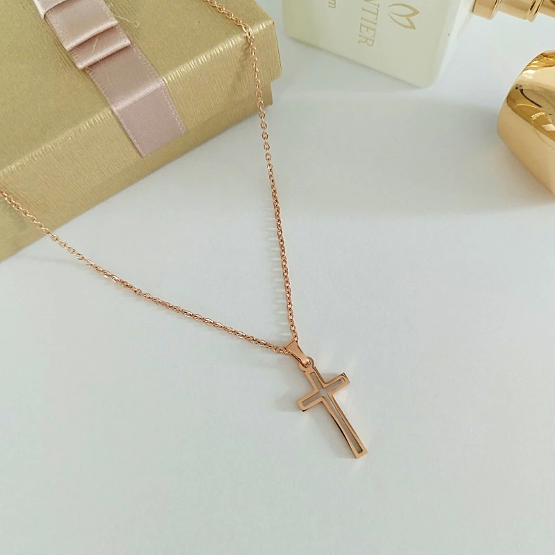 Naszyjnik krzyżyk różowe złoto
