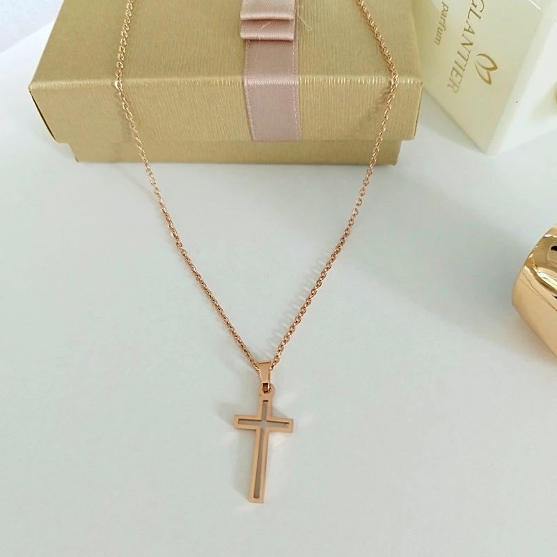Naszyjnik krzyżyk różowe złoto