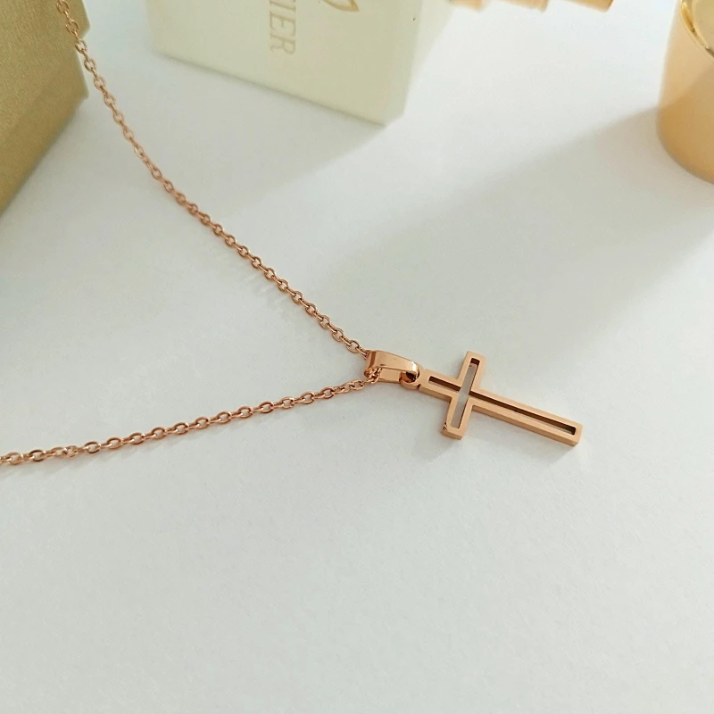 Naszyjnik krzyżyk różowe złoto