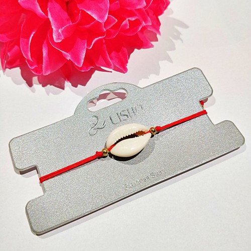 Bransoletka muszelka na czerwonym sznureczku