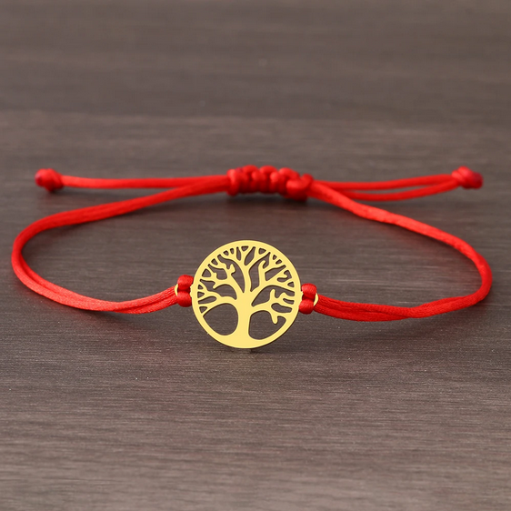 Bransoletka sznurkowa z okrągłą, ażurową zawieszką w kształcie Drzewka Szczęścia wykonaną ze stali chirurgicznej (dostępna w kolorze złotym i srebrnym).