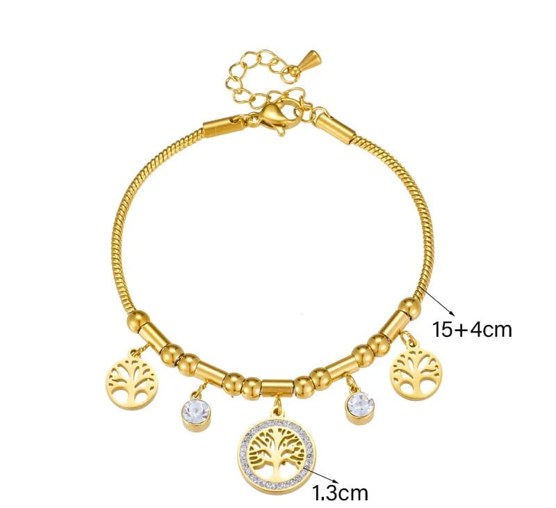 Złota bransoletka ze stali chirurgicznej o grubszym splocie żmijki, w stylu modułowym, na której nawleczone są gładkie kuleczki, lśniące cyrkonie w oprawkach oraz zawieszki z ażurowym Drzewkiem Szczęścia.