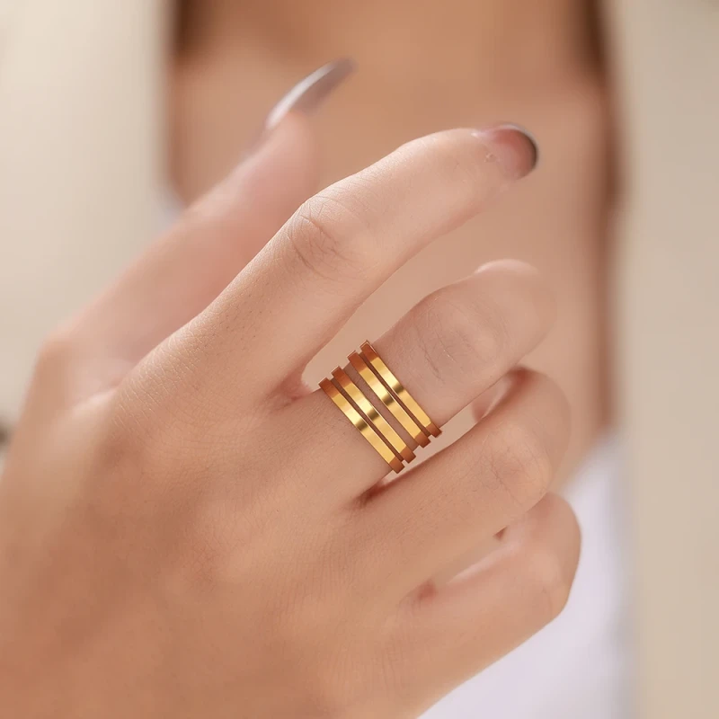 Pozłacany pierścionek uniwersalny cztery paski - stal chirurgiczna