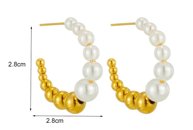 Eleganckie kolczyki półkoła ze stali chirurgicznej. Połączenie pereł i złotych kulek o różnej wielkości. Zapięcie na sztyft. Idealne na co dzień i święta.