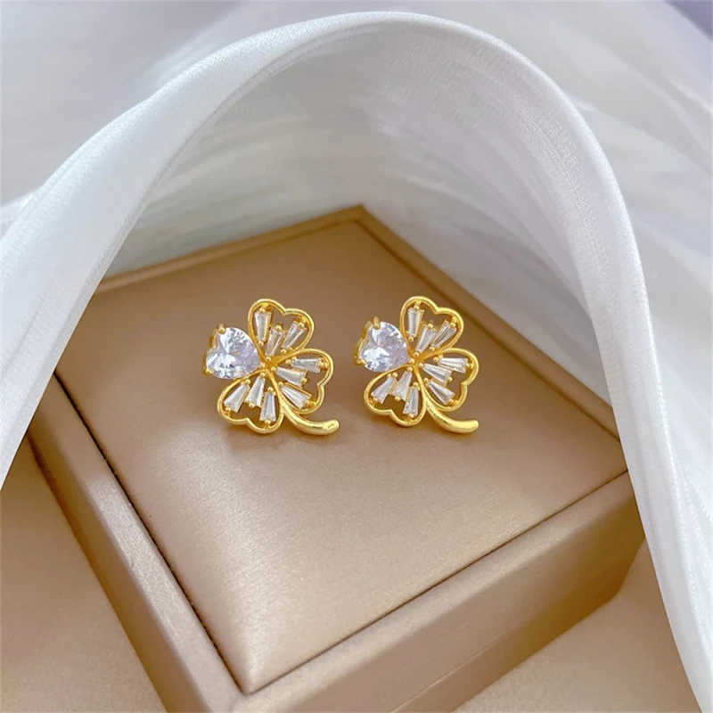 Złote kolczyki koniczynka PREMIUM - stal chirurgiczna