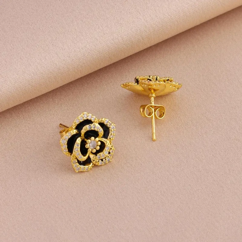 Komplet czarny kwiat naszyjnik + kolczyki - pozłacana stal chirurgiczna