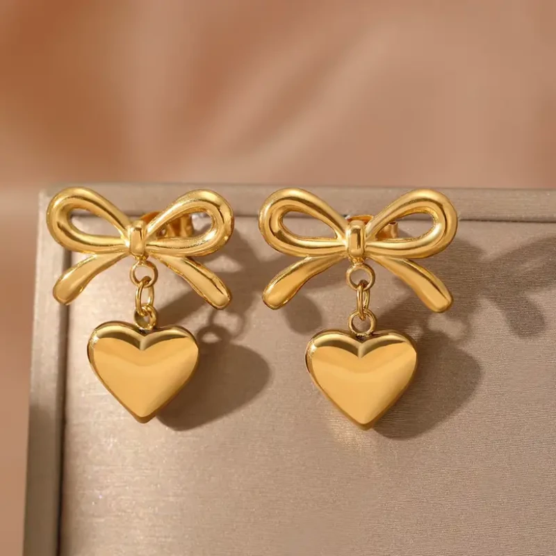 Kolczyki kokardka z serduszkiem - stal chirurgiczna