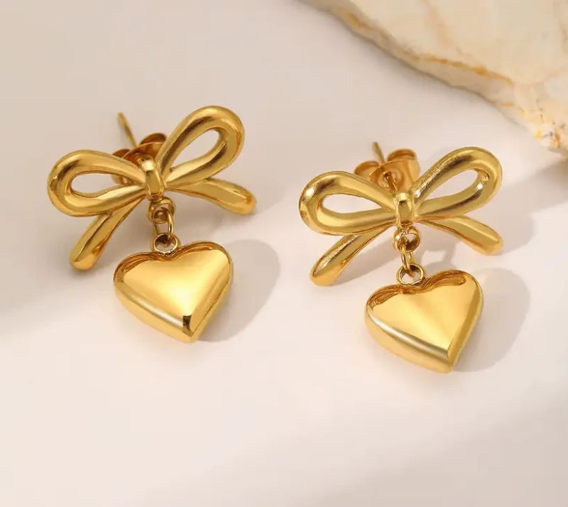 Kolczyki kokardka z serduszkiem - stal chirurgiczna