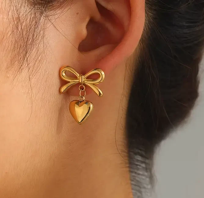 Kolczyki kokardka z serduszkiem - stal chirurgiczna