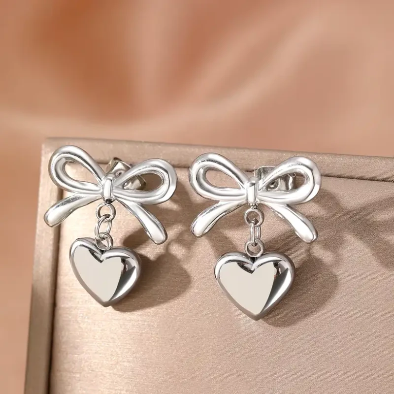 Kolczyki kokardka z serduszkiem - stal chirurgiczna