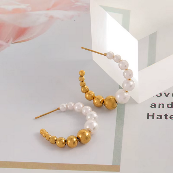 Eleganckie kolczyki półkoła ze stali chirurgicznej. Połączenie pereł i złotych kulek o różnej wielkości. Zapięcie na sztyft. Idealne na co dzień i święta.