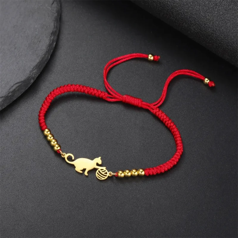 Bransoletka sznurkowa (w kolorach: czerwony, czarny, fioletowy) z pozłacaną zawieszką w kształcie kotka ze stali chirurgicznej.