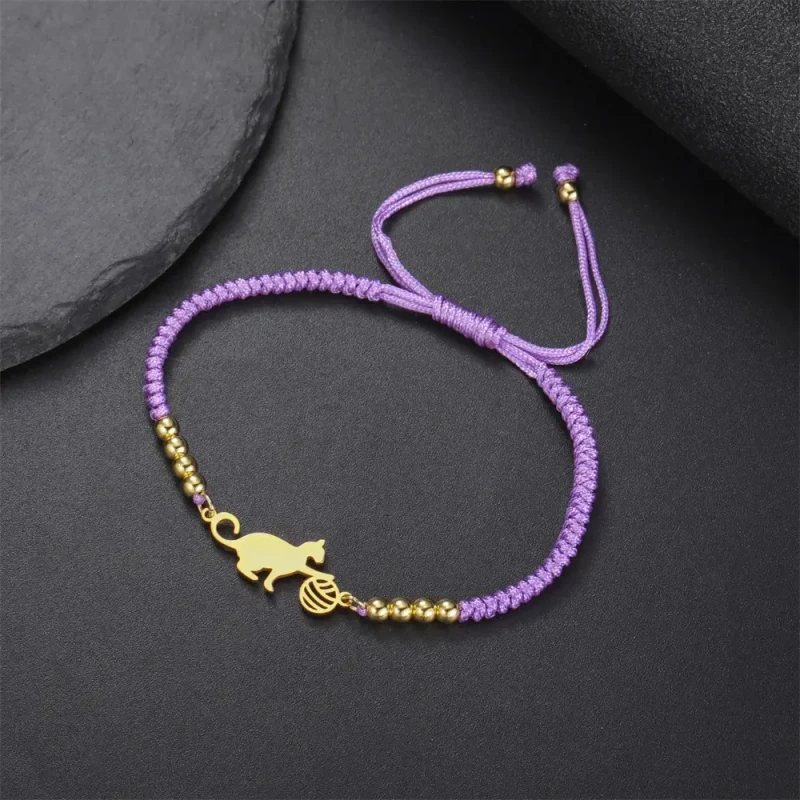 Bransoletka sznurkowa (w kolorach: czerwony, czarny, fioletowy) z pozłacaną zawieszką w kształcie kotka ze stali chirurgicznej.