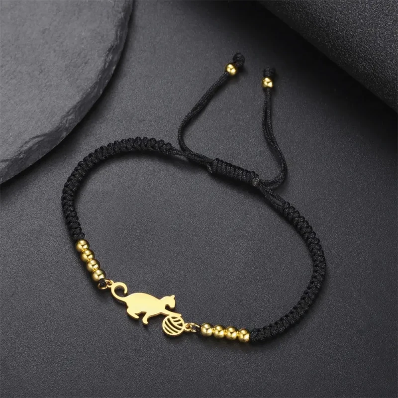 Bransoletka sznurkowa (w kolorach: czerwony, czarny, fioletowy) z pozłacaną zawieszką w kształcie kotka ze stali chirurgicznej.