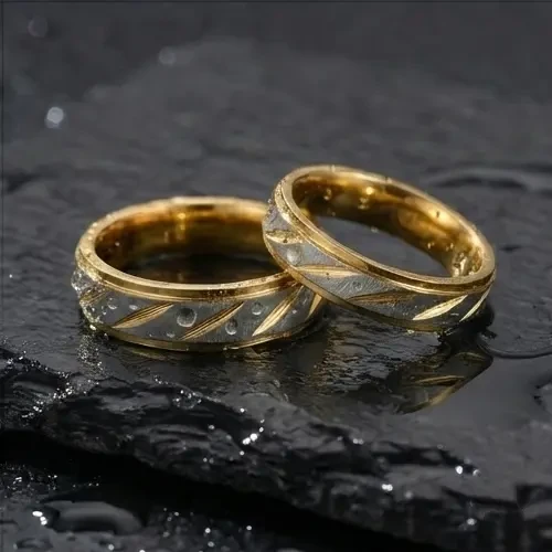 Szeroka obrączka dwukolorowa złoto-srebrna 6mm wykonana ze stali chirurgicznej.-crop3.webp