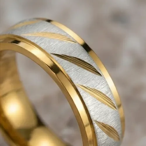 Szeroka obrączka dwukolorowa złoto-srebrna 6mm wykonana ze stali chirurgicznej.-crop1.webp