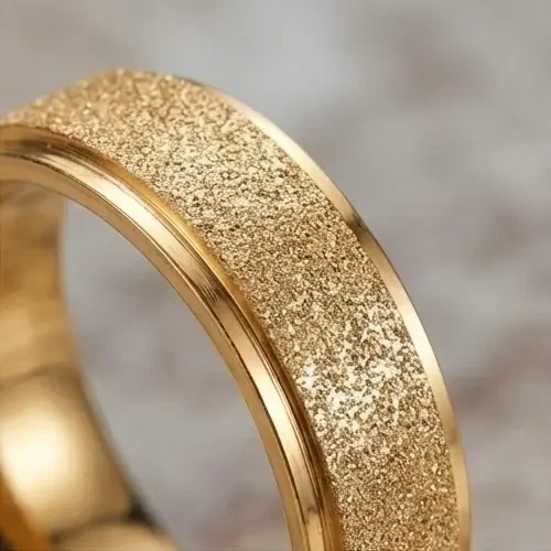 Złota Obrączka z Efektem Blasku 4mm Stal Chirurgiczna-crop1.webp