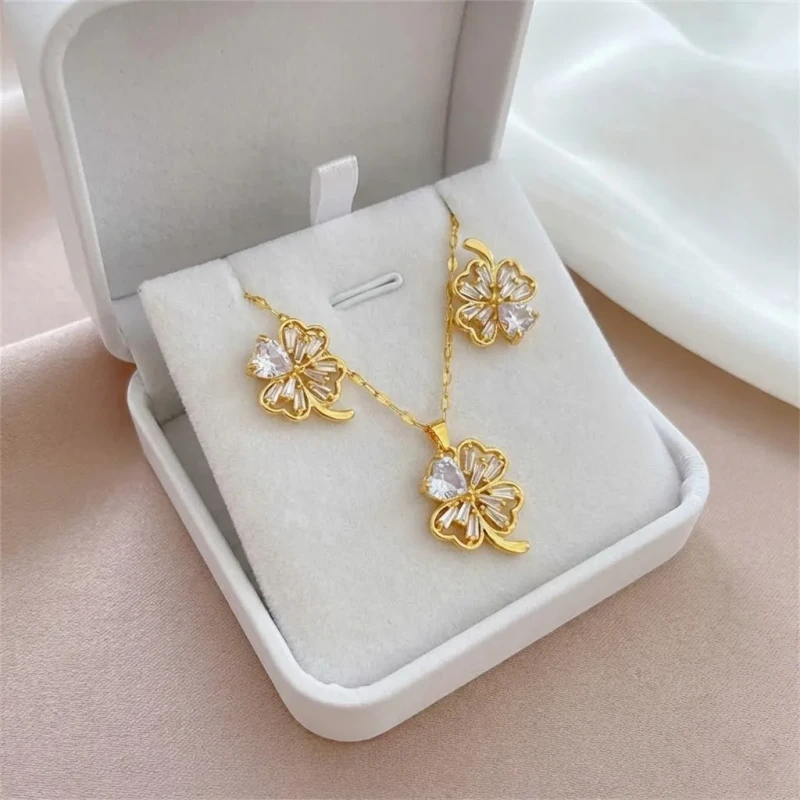 Złote kolczyki koniczynka PREMIUM - stal chirurgiczna.webp