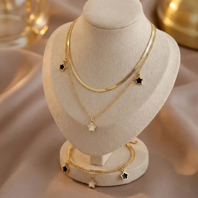 Złoty komplet biżuterii ze stali chirurgicznej składający się z naszyjnika i bransoletki z motywem gwiazdek..webp