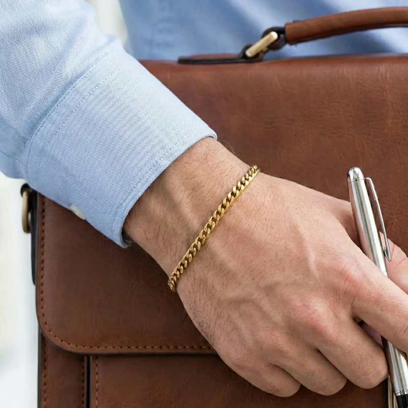 Złota męska bransoletka ze stali chirurgicznej o klasycznym splocie pancerka i szerokości 8 mm.webp