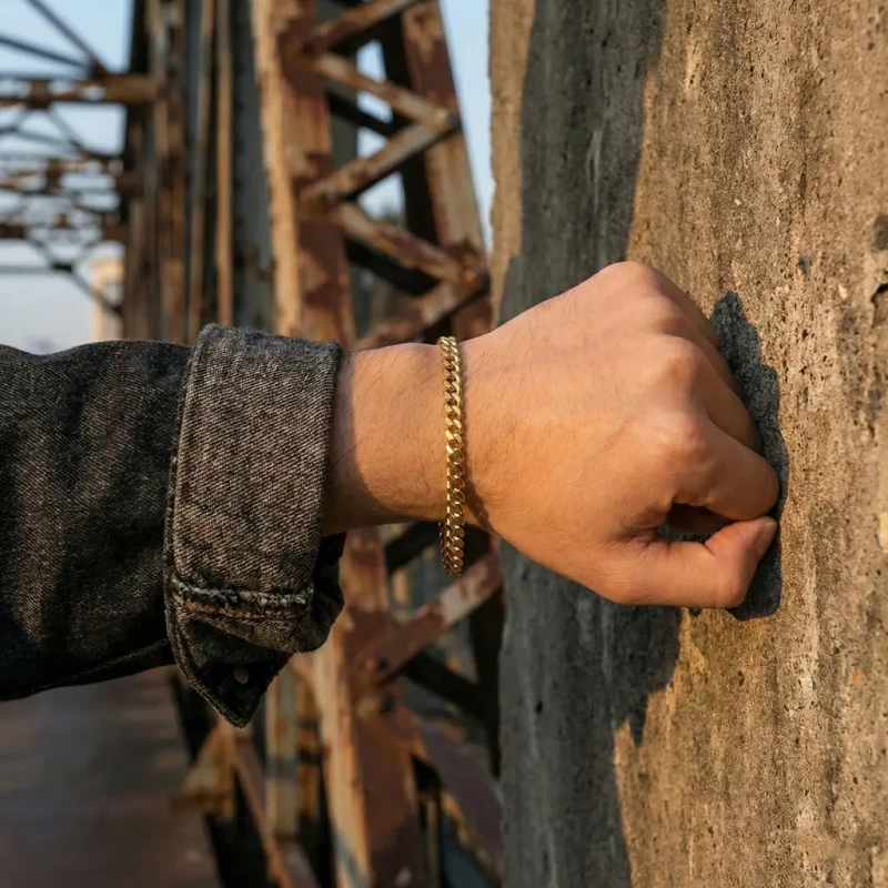 Złota męska bransoletka ze stali chirurgicznej o klasycznym splocie pancerka i szerokości 8 mm - industrial.webp