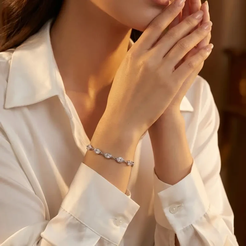 Srebrna bransoletka na rękę ze stali chirurgicznej zdobiona pięcioma dużymi, owalnymi cyrkoniami w pełnej oprawie.