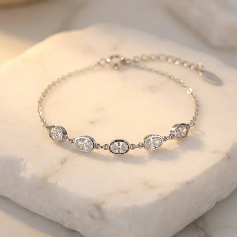 Srebrna bransoletka na rękę ze stali chirurgicznej zdobiona pięcioma dużymi, owalnymi cyrkoniami w pełnej oprawie.