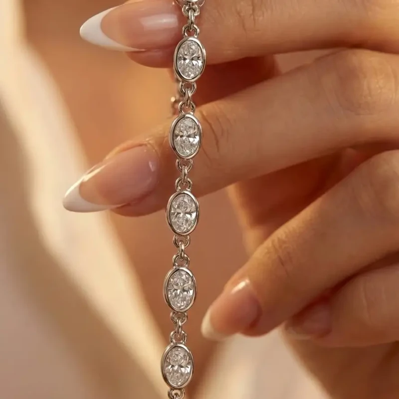 Srebrna bransoletka na rękę ze stali chirurgicznej zdobiona pięcioma dużymi, owalnymi cyrkoniami w pełnej oprawie.