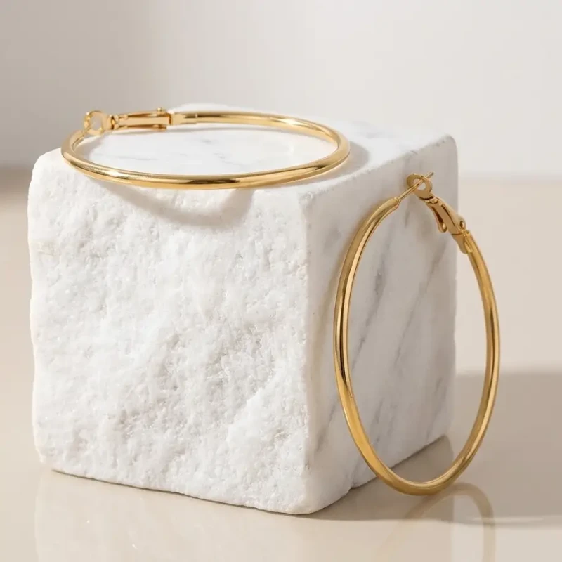 Klasyczne złote kolczyki koła ze stali chirurgicznej o gładkiej powierzchni (wykonane z rurki), zapinane na sztyft.