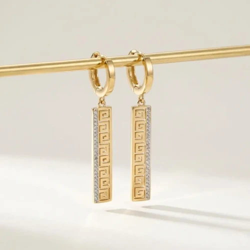 Złote Kolczyki Wiszące Prostokątne z Greckim Wzorem i Cyrkoniami – Stal Chirurgiczna