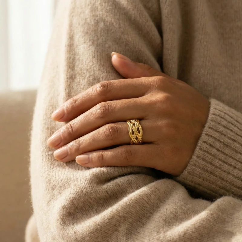 Złoty pierścionek regulowany ze stali chirurgicznej z szeroką obrączką o strukturze przeplatanej plecionki (warkocza).webp