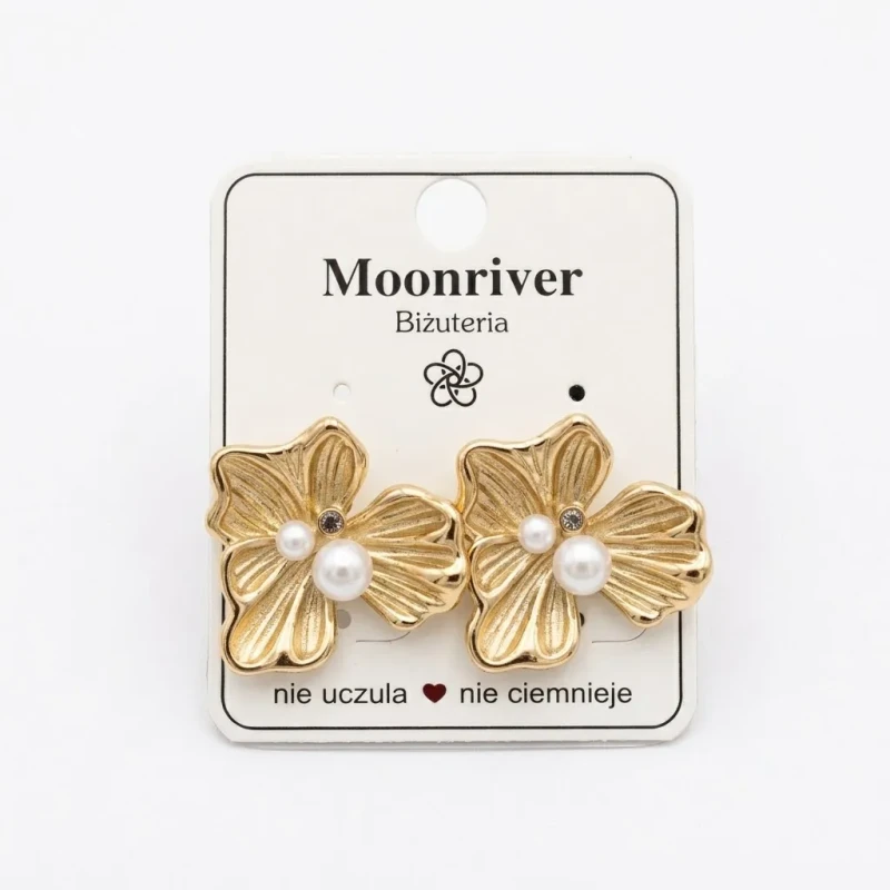 Złote kolczyki na sztyfcie w kształcie trójpłatkowego kwiatu o ryflowanej strukturze, zdobione dwiema perłami i małą cyrkonią.