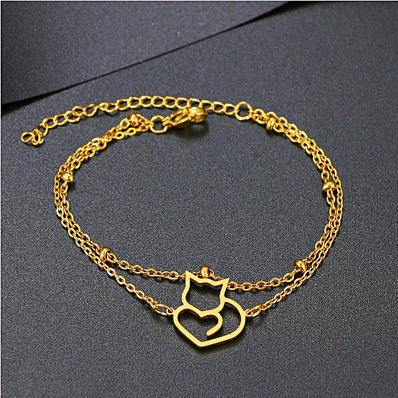 Dwie cienkie bransoletki łańcuszkowe ze stali chirurgicznej (czerwona i srebrna) z minimalistyczną zawieszką w kształcie ażurowego konturu siedzącego kotka z ogonem zawiniętym w serce.